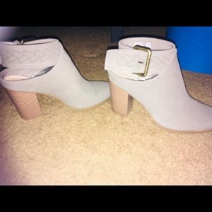 American Eagle heels